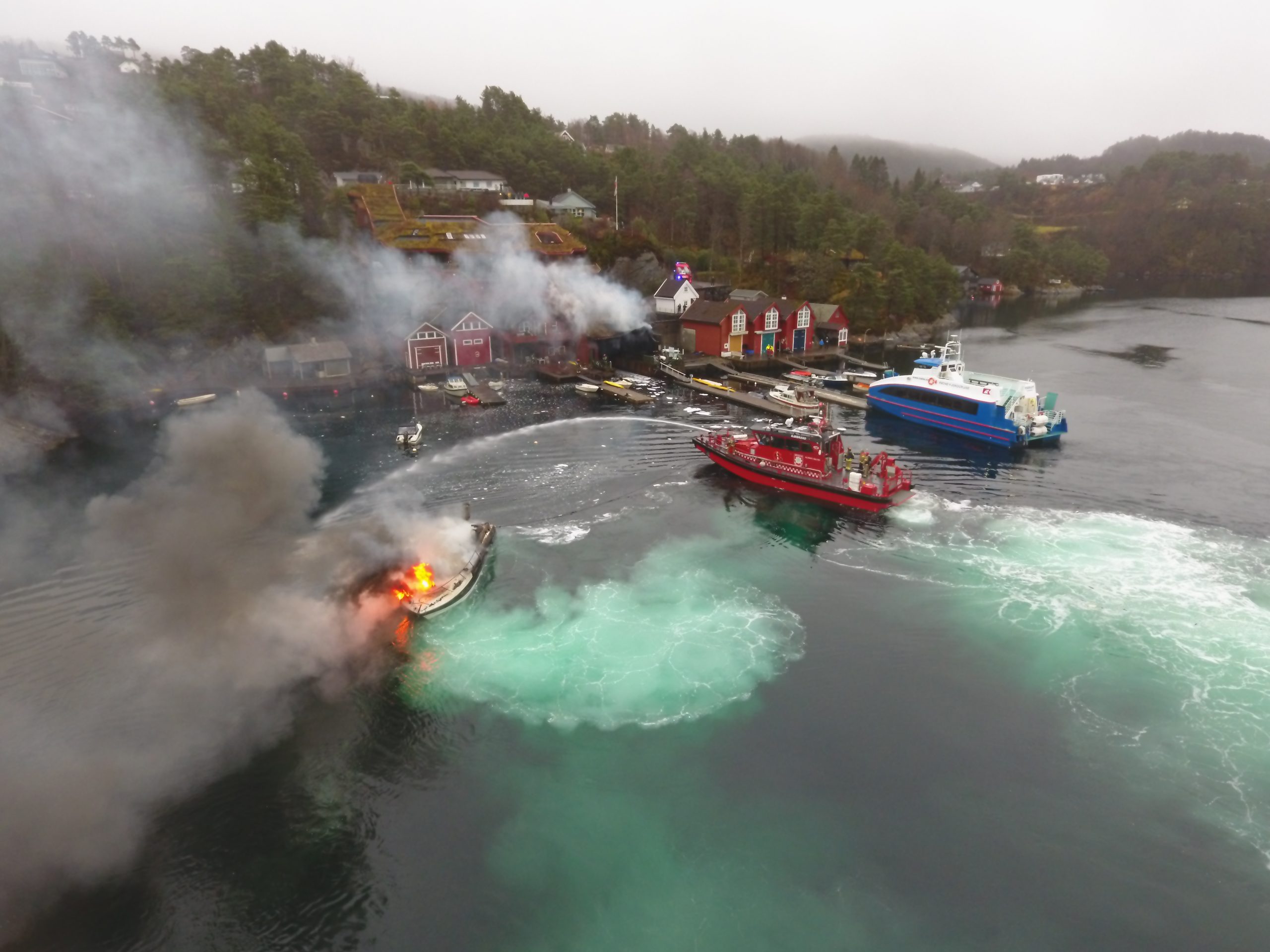 Dronefoto fra kystlandskap i Vestland